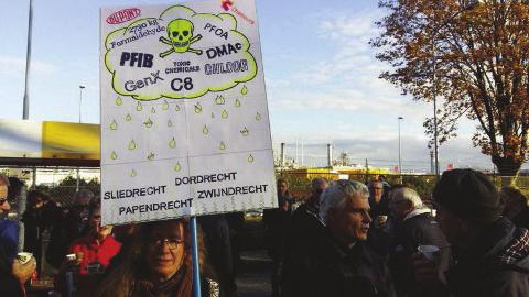 Protest bij chemiebedrijf Chemours/DuPont.