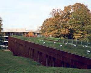 deel uit van een stedenbouwkundige cluster of bouwblok gebouwen richten op de belangrijkste openbare ruimte(n) vrijstaande gebouwen zijn alzijdig vormgegeven Vijver met in de achtergrond de KPNtoren