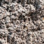 Het zuiverste wit zand uit Mol, dat voor 100% uit kwarts bestaat en vooral bekend staat voor zijn gebruik in de glasindustrie, wordt gecombineerd met gebroken donker