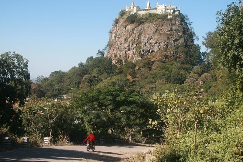 Dag 9: Bagan ± Mount Popa ± Kalaw Je gaat vandaag met een eigen bus verder oostwaarts naar Kalaw. Onderweg bezoek je Mount Popa. Op de markante rots liggen een klooster en wat pagodes.