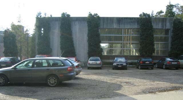 Buiten de schooluren en tijdens de schoolvakanties staat het zwembad ter beschikking van verenigingen of kan