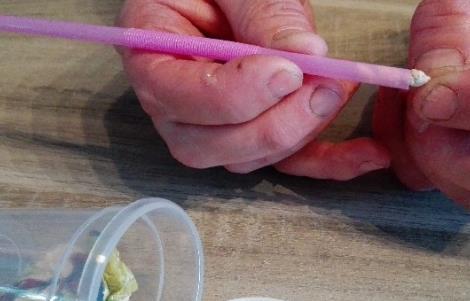 Stap 6: Neem een 3 de rietje en kleef wat plasticine aan de onderkant.