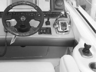 b c a - Zijkap b - Hendel c - Embleemkap d - Sleuf a Basiswerking van joystick d De joystick biedt bij lage snelheid en tijdens het aanmeren een intuïtieve controle over uw boot.