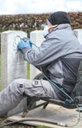 Werp een Dirk Debleu CWGC unieke blik achter de schermen en ontdek welk buitengewoon werk wordt verzet om de begraafplaatsen te onderhouden. De tentoonstelling A Century of Caring.