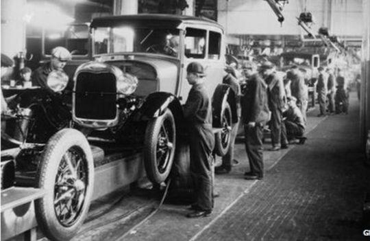 Fabrieken en stoom De manier van reclame maken verandert pas echt na de uitvinding van de stoommachine. Aan het eind van de 18e en het begin van de 19e eeuw ontstaan de eerste fabrieken.