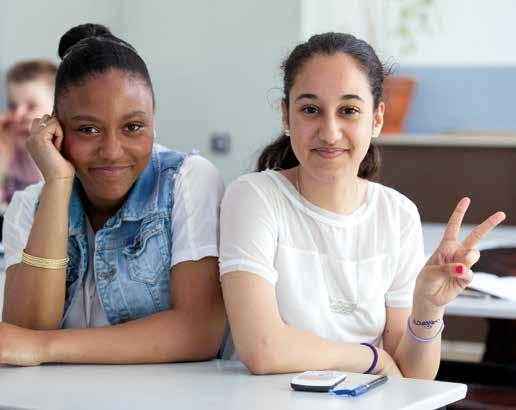 Daar leer je een beroep op de werkplek. Zo lopen bijvoorbeeld de leerlingen van de sector Zorg & Dienstverlening vanaf het derde leerjaar ook stage in het Maasstad Ziekenhuis en het Erasmus MC.