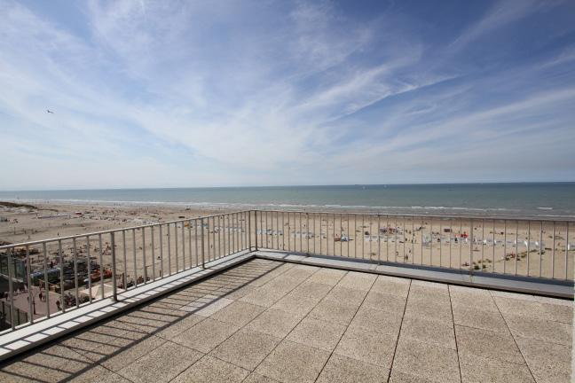 Doorlopend terras aan drie zijden van het appartement.