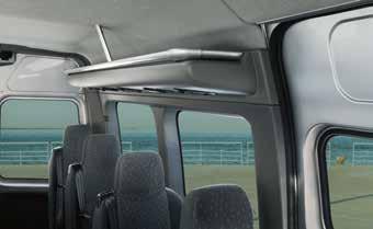 De comfortabele Bus heeft aan één kant van het gangpad twee afzonderlijke stoelen en aan de andere kant enkele stoelen, zodat