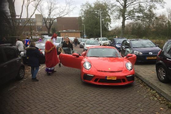 In een paar uur tijd is vorige week de school omgetoverd van sinterklaashuis tot kerststal.