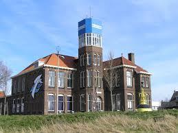 Zondag 21 januari 2018 U wordt tussen 09.00 10.00 uur opgehaald. Verwachte thuiskomst tussen 16.00 en 17.00 uur. IJmuider Zee- en havenmuseum Het pand aan de Havenkade werd 3 september 1916 geopend als Gemeentelijke Visserijschool.