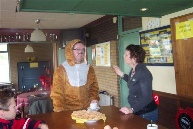 Hallo hier een berichtje uit Ambt-Delden. over hoe gezellig het was. We zijn begonnen met een speurtocht. Tijdens die speurtocht moest de jeugd vragen beantwoorden.