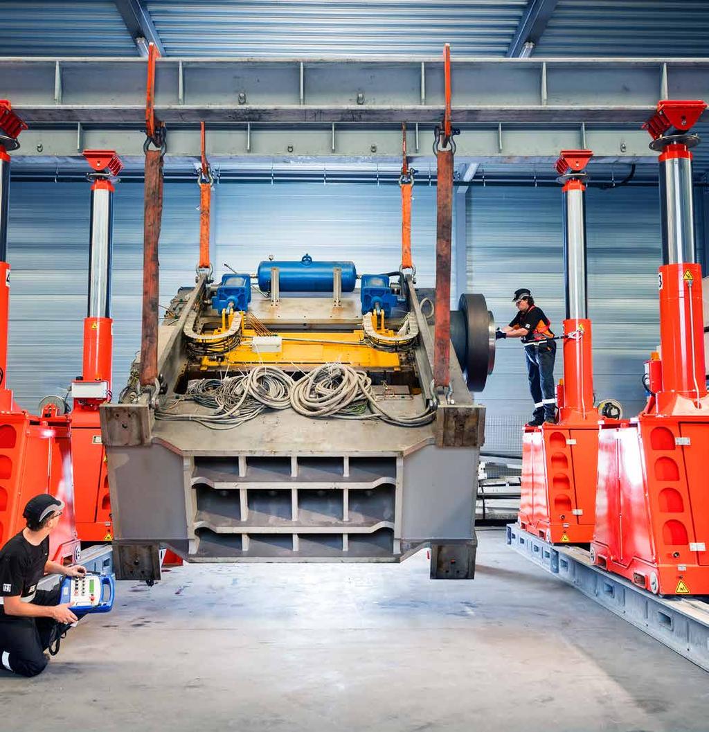 Met de juiste kennis verplaats je alles Jozef Hermans GESPECIALISEERD MACHINEVERVOER Productiemachines die niet op een standaard trailer passen, vervoeren wij op een veilige en gecontroleerde manier