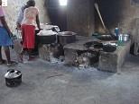 Van links naar rechts: pas gebouwde stove in gebruik, de uitgebrandde stove na 1 jaar gebruik; de herstelde stove, de potten passen perfect in het gat, zodat geen warmte verloren gaat.