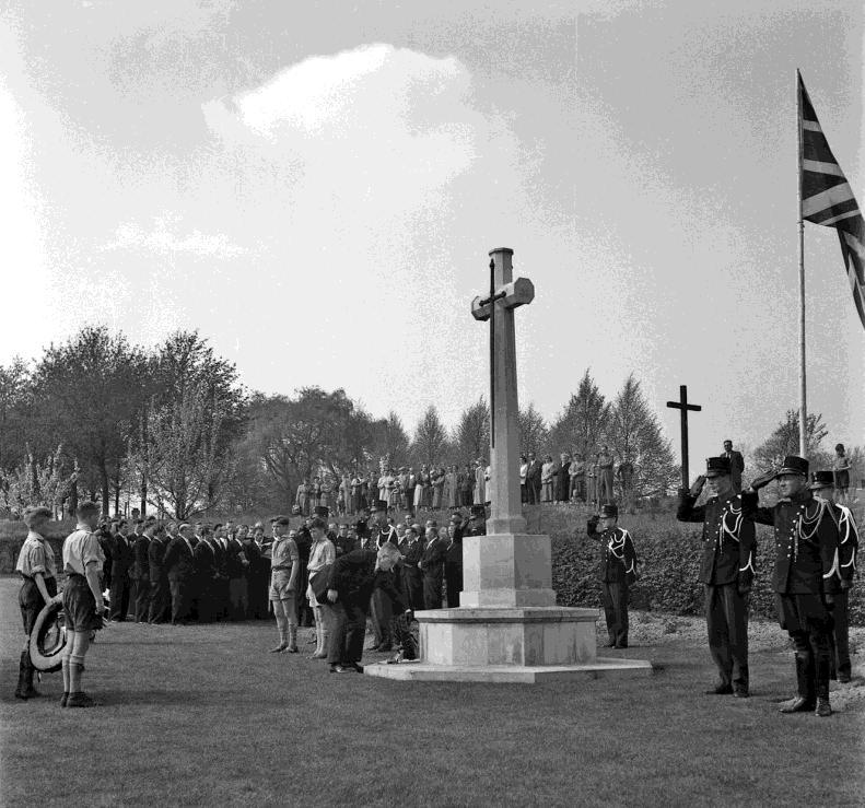 Herdenk hen die gevallen zijn voor onze vrijheid Remember those who fell for our freedom S T I C H T I N G W A R C E M E T E R Y B R U N S S