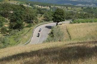 Beste Motorrijders, Inmiddels wonen we zelf al 6 jaar in Italie, op de grens van Toscane en Umbrie. Mijn grote passie is motorrijden en heb al VELE kilometers in midden Italie gemaakt.