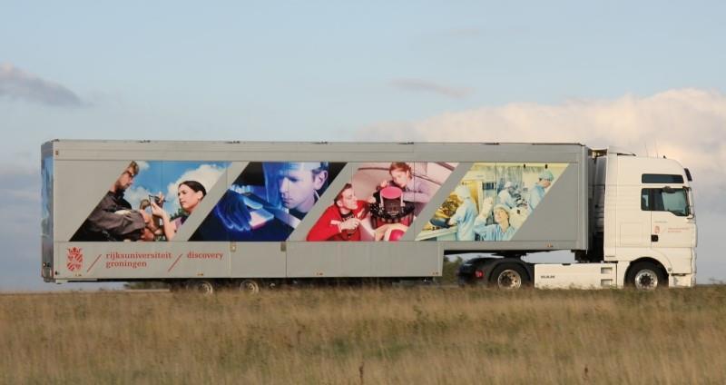 De leerlingen uit vwo-3 en vwo-5 (leerlingen met natuurkunde in het pakket) zullen in deze truck een gastles krijgen. L.