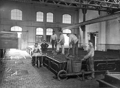 Het in de gasfabriek geproduceerde steenkoolgas werd door grote kisten met ijzeraarde gevoerd om het te ontdoen van zwavelverbindingen.