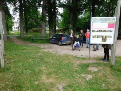 Er is een parkeerplaats (B) en er ontbreekt een gehandicaptenparkeerplaats. 3.