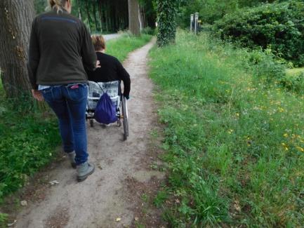 5. De aansluiting met de overzijde (C) van de rijbaan speelt eenzelfde probleem. Bereikbaarheid 6. Het pad langs de Voorsterweg is smal en heeft een dwarshelling (D).