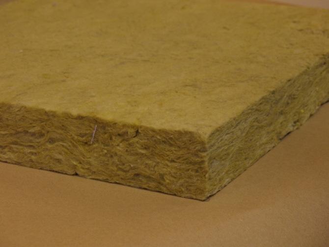De isolatieplaten en -matten worden doorgaans tussen de draagconstructie ingeklemd, terwijl isolatiedekens met behulp van haakjes bevestigd worden.