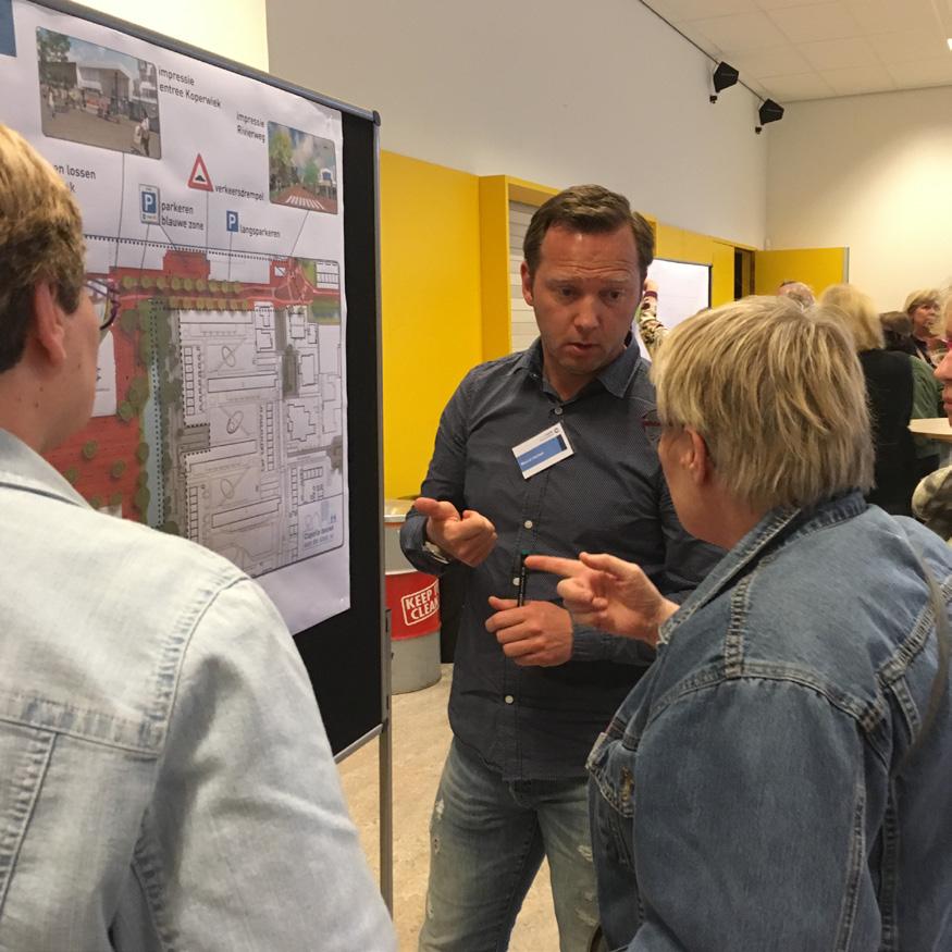 3 Lepelaarsingel Presentatie Lepelaarsingel Bewoners van de Lepelaarsingel worden tijdens de bijeenkomst door Marcel Harlaar geïnformeerd over de onderhoudswerkzaamheden in hun straat, waarbij zij