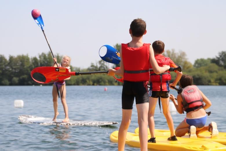 3. SUP polo Min. aantal deelnemers per sessie: 8 Max. aantal deelnemers per sessie: 10 Exclusief bij Pelican! Deze nieuwe sport is een mix van suppen en waterpolo.