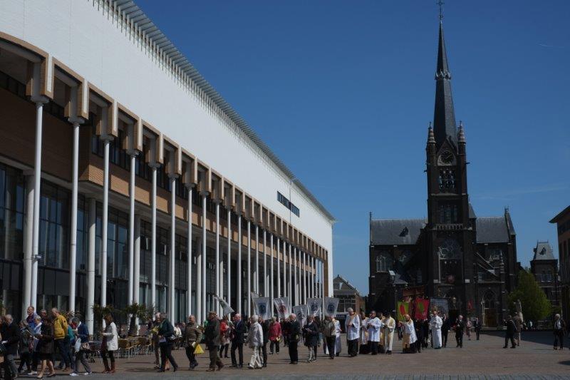 LIDUINA PROCESSIE DOOR DE STRATEN VAN