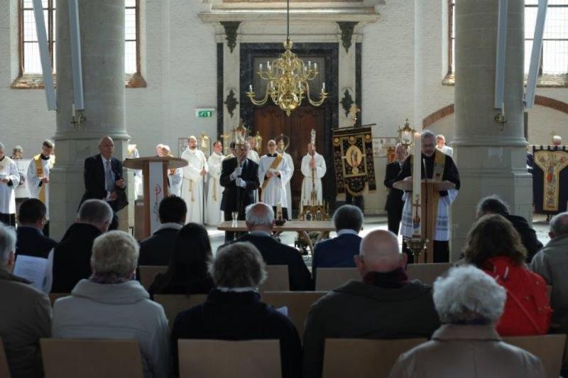 TERUG NAAR DE BASILIEK LANGS 'HUIS TE POORT' Het tweede deel van de processieroute ging langs