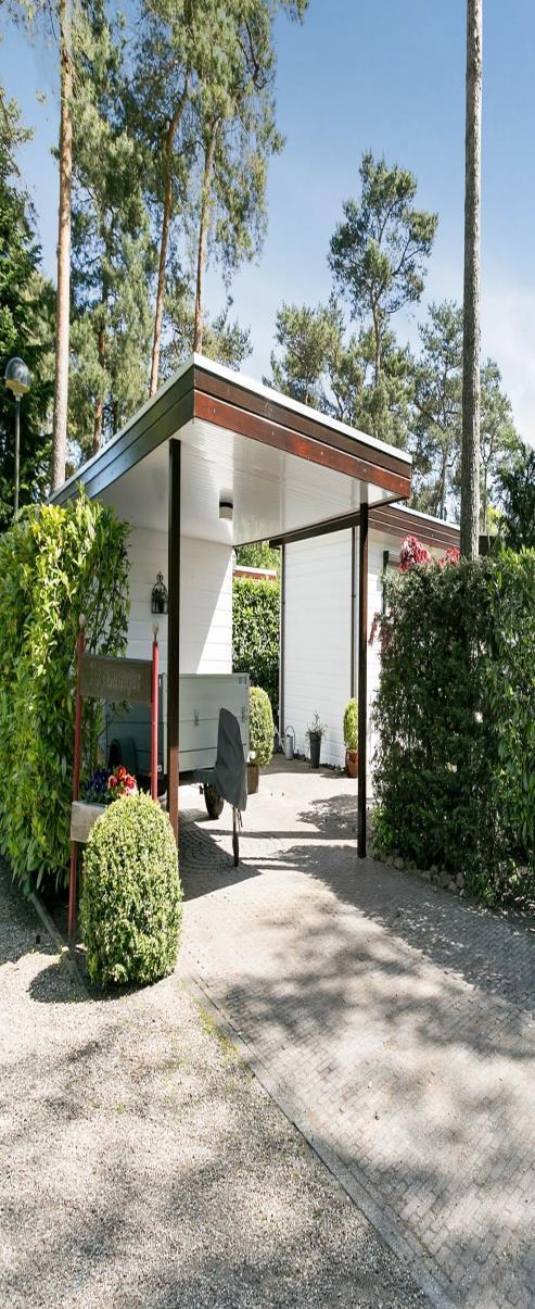 Buitenruimte en overige zaken Het heerlijke terras biedt een fraai uitzicht over de fraai aangelegde tuin met heerlijk zonneterras.