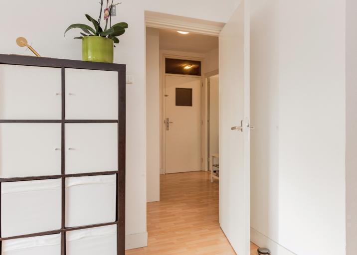 Het appartement: Bij binnenkomst in het appartement komt u in een ruime hal die toegang biedt tot bijna alle