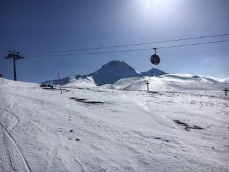 Ja het werkt en Ali steekt z n duim op. De kwaliteit doet echt niet onder voor die van een ski-leraar uit Oostenrijk. Lunch met z n 6-en en lekker babbelen over de eerste kennismaking.