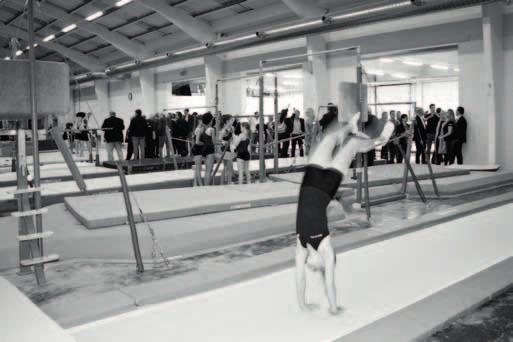 Opendeurdag Alle ouders hadden van hun zoon/ dochter al mogen horen hoe groot of hoe mooi of hoe chique het was om op de fasttrack te mogen springen.