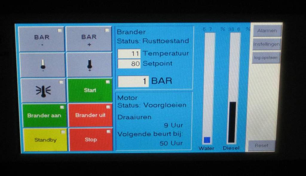 Daarnaast bevindt zich op het display in het bedieningspaneel de bedrijfsurenteller, dieselolie niveaumeter en de temperatuur aan