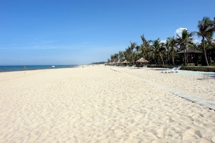 Mooi strand in Dong Hoi. Rechts ons beach resort Dag 9> Dinsdag 26 mei 2015, Dong Hoi - Hanoi, nachttrein, softsleeper (B/L/D) Tegen het einde van de reis hebben we nog een dag vol hoogtepunten!