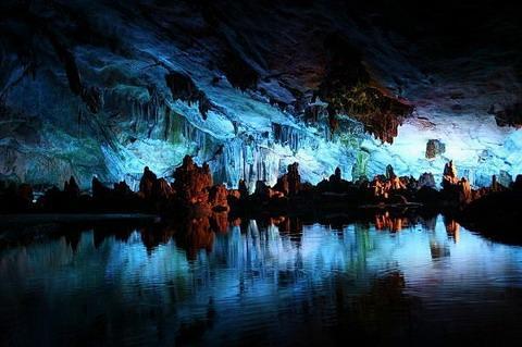 Alsof dat nog niet genoeg is, gaan we na de lunch ook nog de misschien wel mooiste grotten ter wereld bezoeken: de Paradise Cave. Het is de langste droge grot in Azië en pas in 2005 ontdekt!