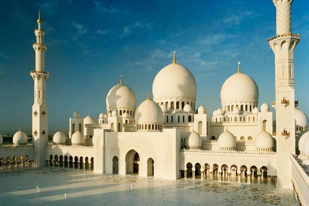 Tijdens de twee uur durende rit naar Abu Dhabi komt u door woestijnlandschappen die begroeid zijn met acacia bomen.