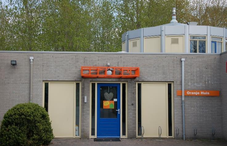 Algemeen Op de behandelgroep Rood verblijven ongeveer 8 jongeren tussen de 12 en 18 jaar. Ze blijven hier zo kort mogelijk en zo lang als nodig, meestal zo n 4 maanden.