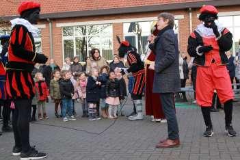 Kleuters bakken speculaas voor Sint Op 30 november werd de Sint feestelijk onthaald op de speelplaats van de lagere school.