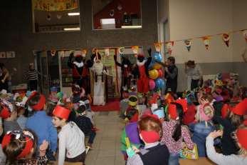 Heel wat anders dan die zoute en aangebrande speculaas die Piet Longo had gebakken. In de polyvalente zaal van onze school werd het feest verdergezet.