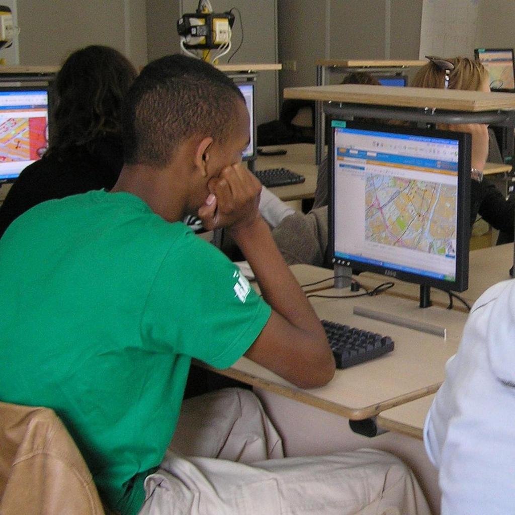 Programma Onderwijs Voor scholieren, studenten en onderzoekers is het nut van geo-informatie op dit moment onvoldoende bekend.