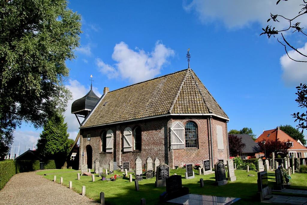 De Protestantse kerk van Goingaryp Na het jaar 1000 begonnen de inwoners van de op de zeeklei gebouwde terpen gebieden te ontginnen naar het zuiden toe, het veen in.