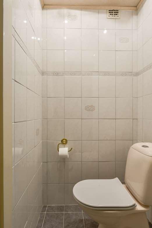 Toilet vloer: wanden: plafond: