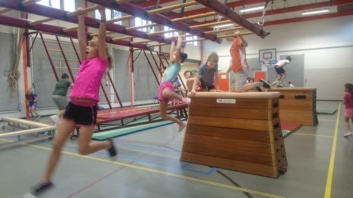 Laatste gymles 2017: reis rond de wereld! Eigenlijk is het een grote versie van "de vloer is lava".