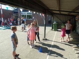 4 mei houden wij in de kerk onze jaarlijkse viering. De kinderen van De Zandbaan willen deze avond Uitnodiging laten horen wat zij geleerd hebben Pinksterviering over Hemelvaart.