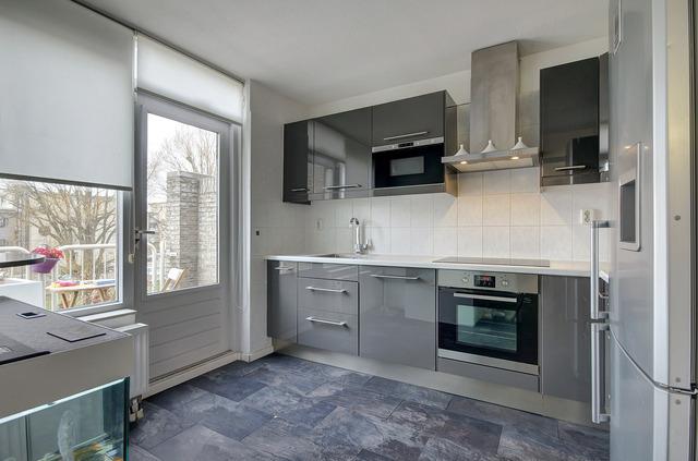 Ligging: Dit prachtige appartement is gelegen in de rustige maar vooral centrale woonwijk De Aker.