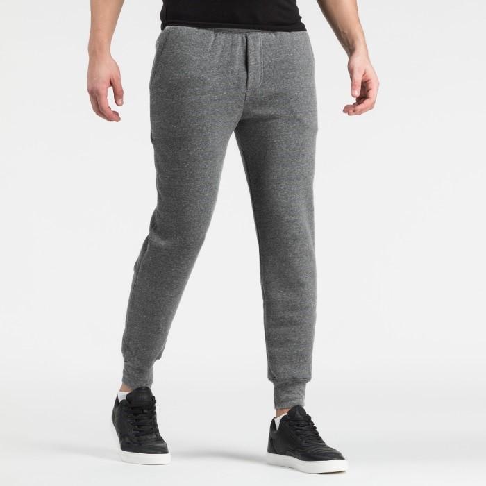 Jogger Specificaties: 300 grams 70% katoen 30% polyester.