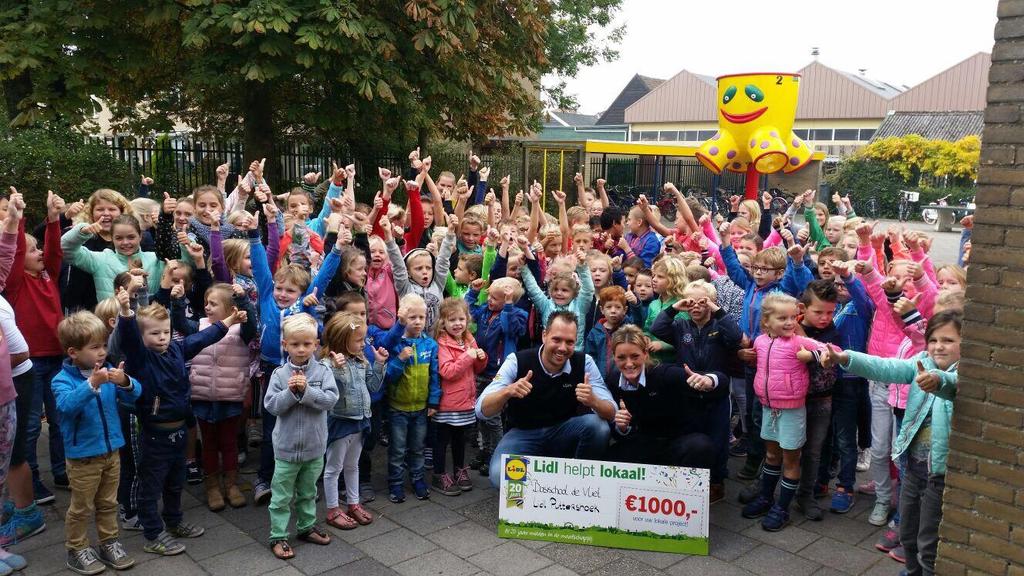 Prijs! Van Lidl Puttershoek ontvingen wij de eerste prijs van 1000 euro als bijdrage voor het opknappen van onze pleinen.