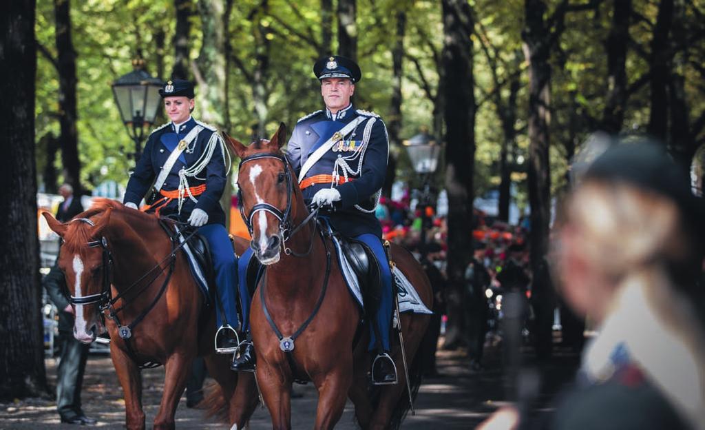14 Militair vertoon vóór Prinsjesdag Marechaussee-commandant Harry van den Brink in zijn rol als Gouverneur der Residentie.