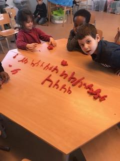 Ze leren al veel nieuwe woorden zoals het bestek, koken-bakken, tafel dekken, zout zoet, zuur etc. De kinderen hebben geleerd om een schort te vouwen van 16 vierkanten.