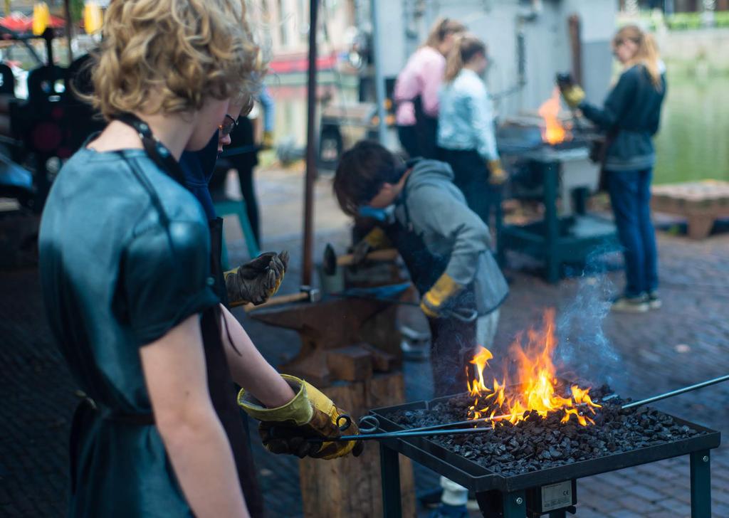 Tijd om goed te kunnen kiezen Bij de overgang van basisschool naar het voortgezet onderwijs verandert er veel. In deze spannende en turbulente tijd worden vaak snel belangrijke keuzes gemaakt.